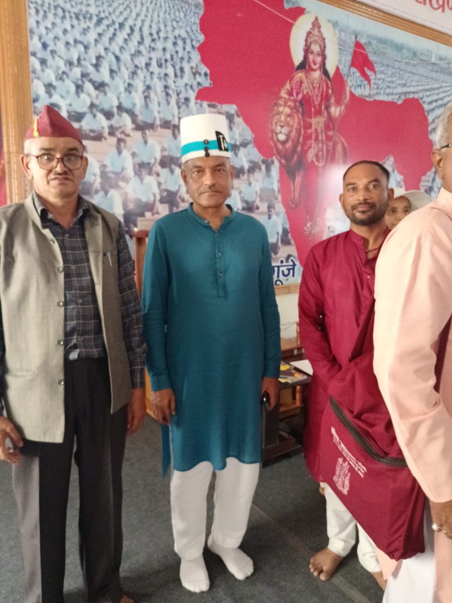सीमा जागरण मंच के वरिष्ठ कार्यकर्ता, शिक्षा विभाग में सेवा दे चुके पीपलकोटी चमोली गढ़वाल के श्री महिंद्र सिंह नेगी जी ने अपने साथ खींची यह फोटो आज सुबह भेजी।
आभार!!!