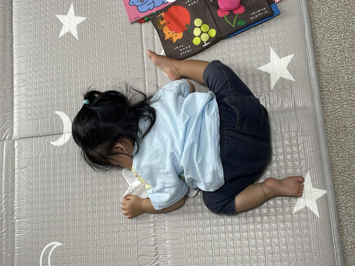 寝落ちたので布団に運ぼうとしたんだけど、その足…平気？