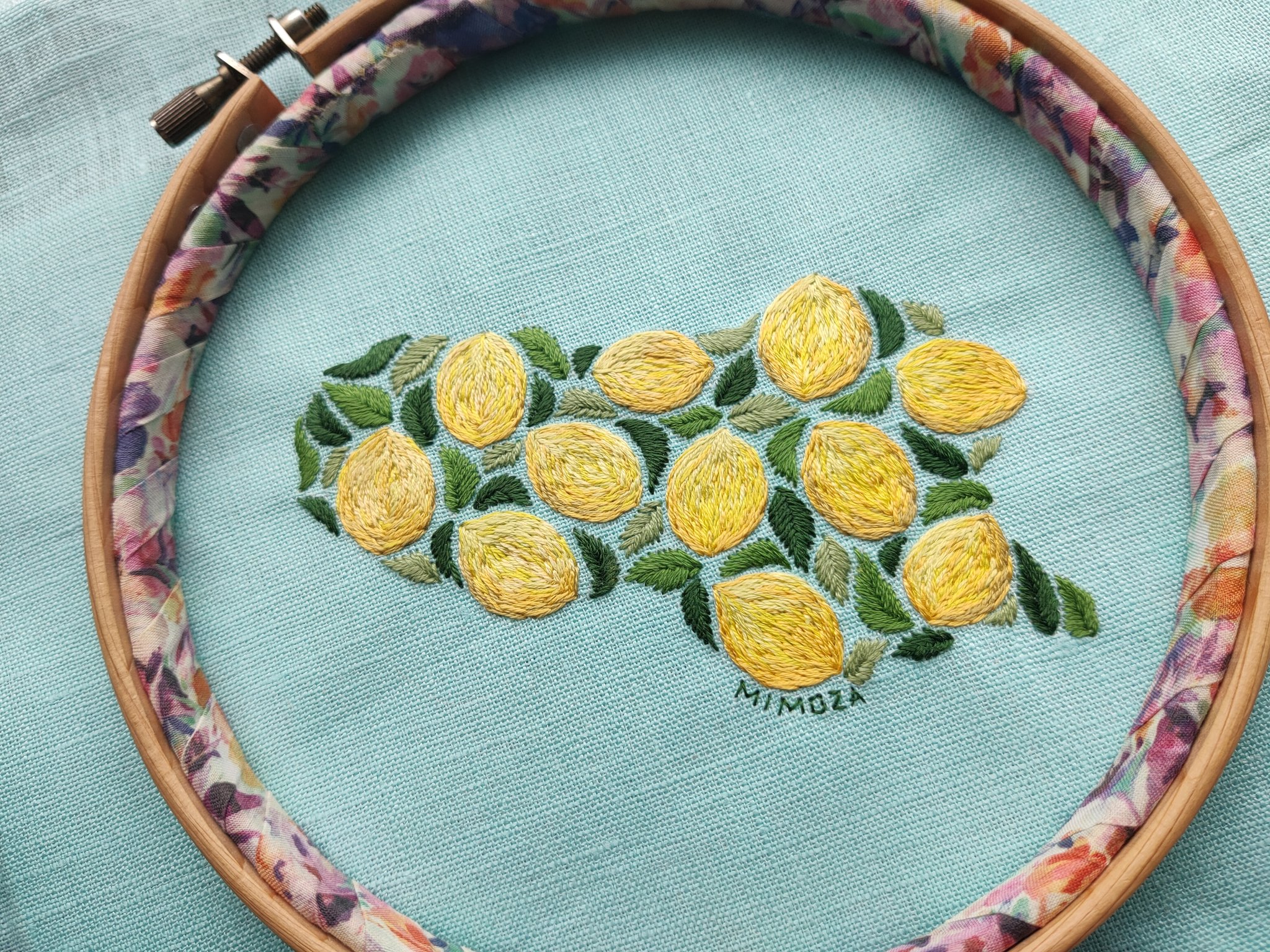 絵画 手刺繍 遮光器土偶、の刺繍。ピンクの方は大きめな作品で、もう一つは