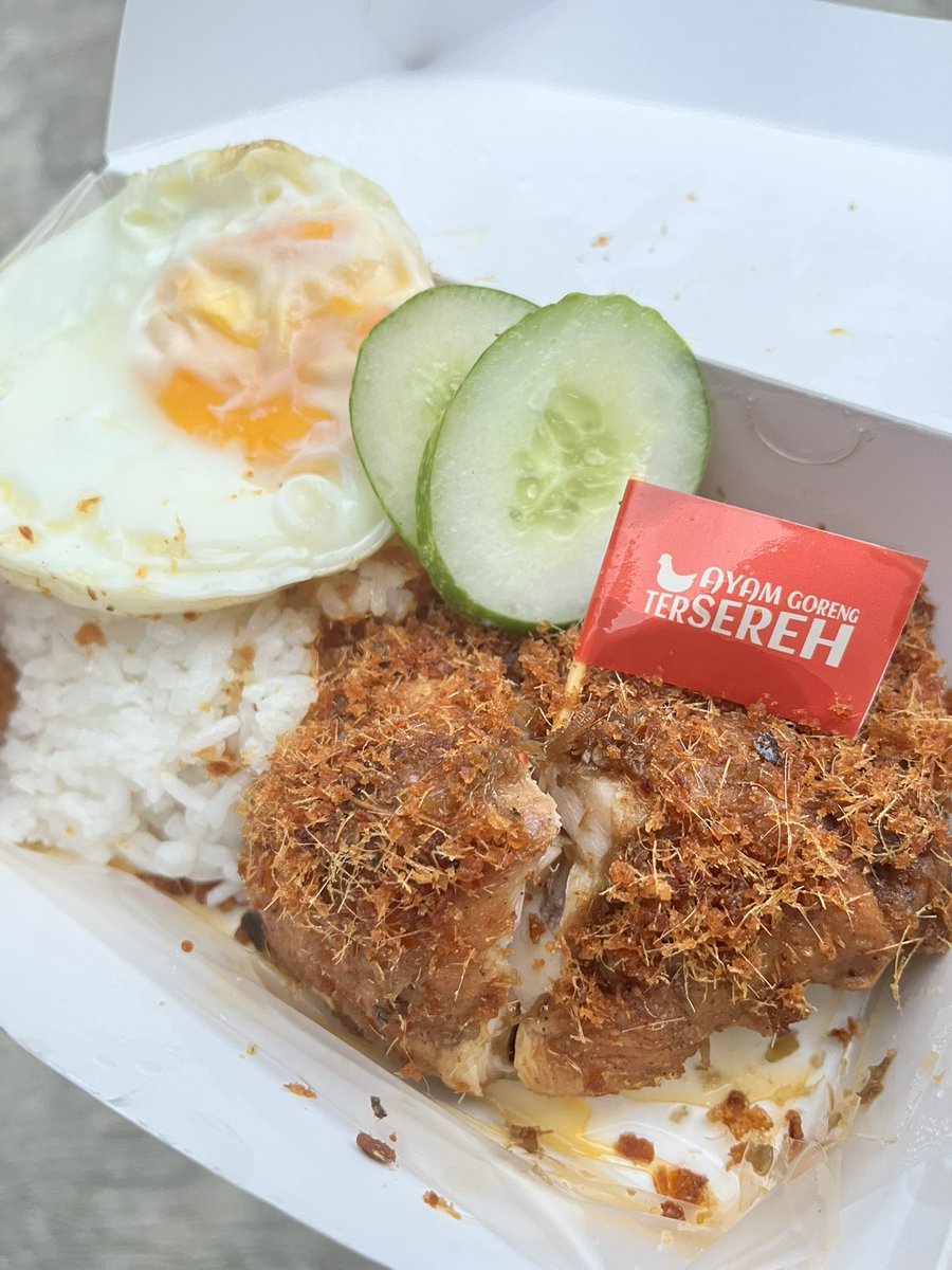 Adhan_ran's tweet image. Bukan cinta yang kucari, cuma kenyang 🍽️. Tapi Ayam Tersereh datang seperti pelipur lara 💛—wangi, hangat, dan bikin hati tenang 😌🍗
Untuk pemesanan ga usah ribet, tinggal klik di sini ya:
👉 GrabFood: tiny.cc/TerSerehpeseng… 🚀🍴😊