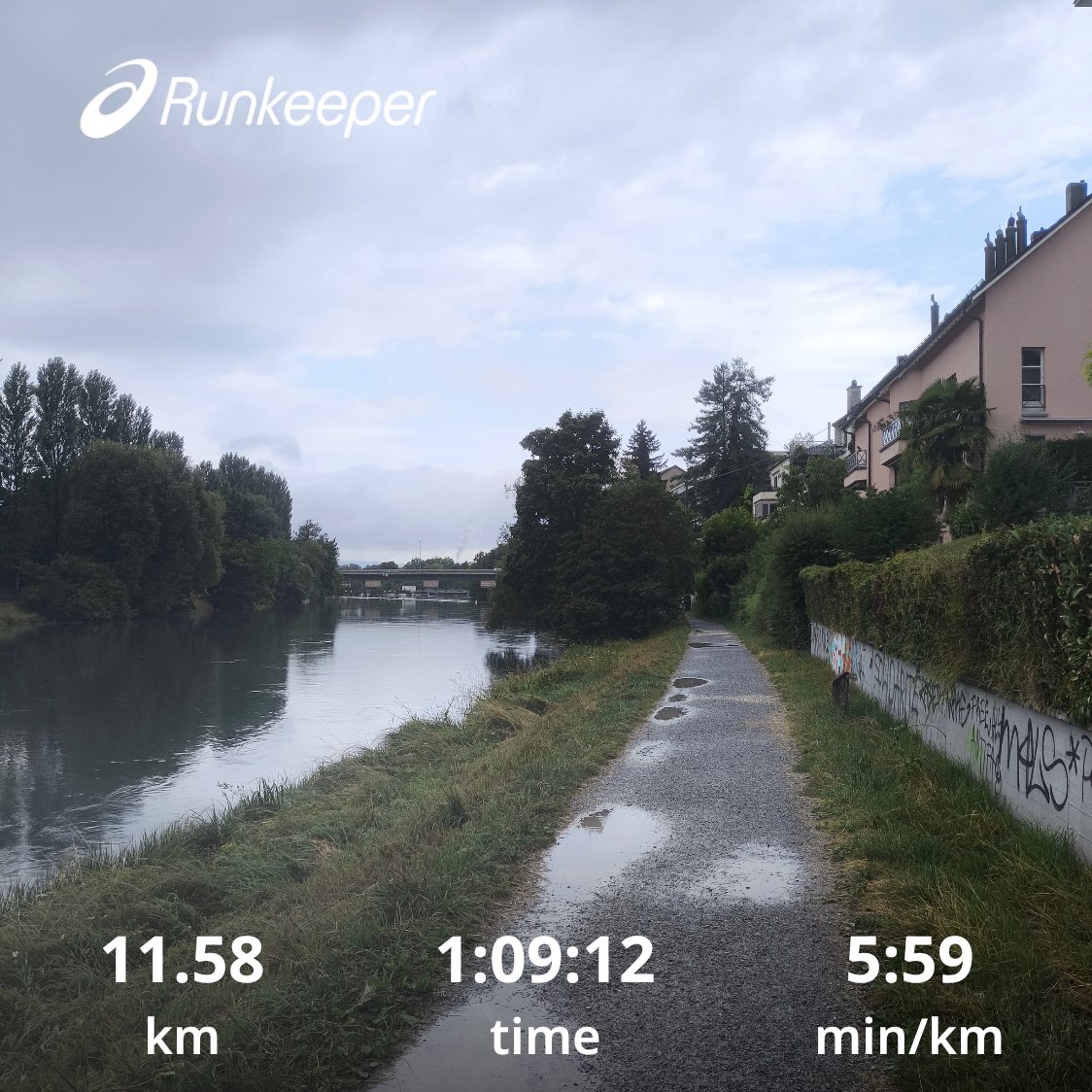 Nice morning run in a refreshing drizzle 🏃🌧️.
Not many people around ... Peaceful.
Added a couple of strides. ⚡
#running #runchat #marathontraining #morningrun #FeelingGood