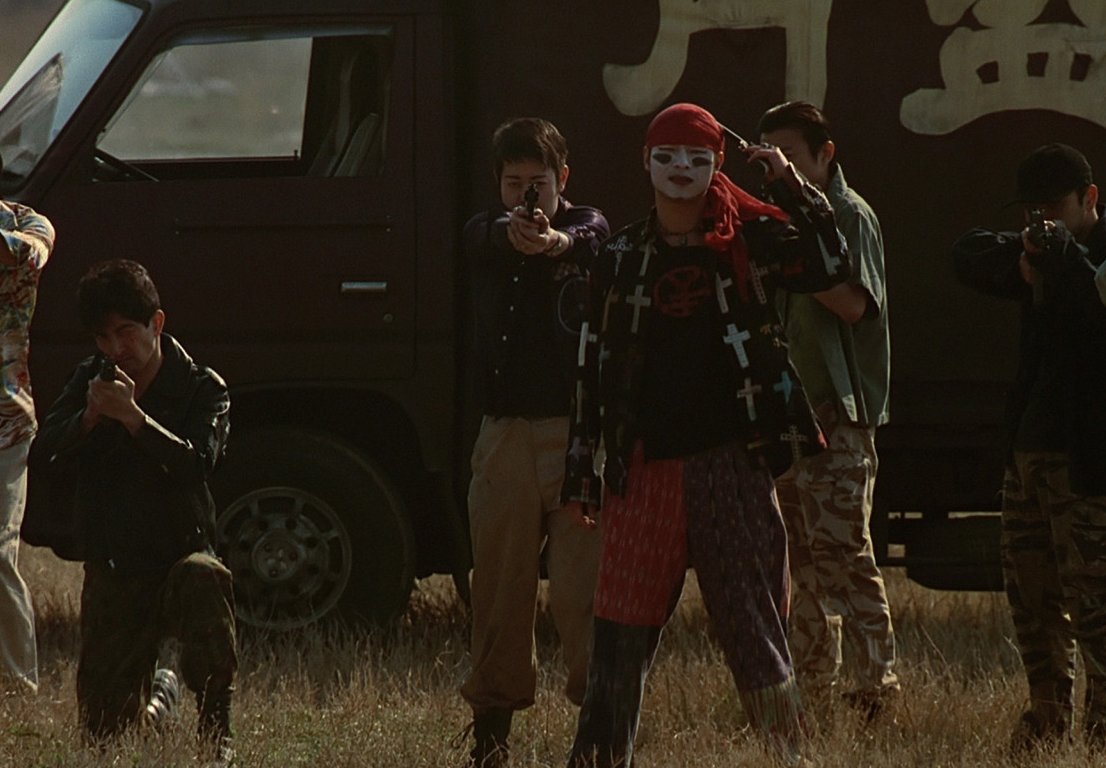 미국에 \u003c펄프 픽션\u003e이 있듯, 일본에는 \u003c스왈로우테일 버터플라이\u003e가 있다.” – 쿠엔틴 타란티노 감독 \u003c러브레터\u003e \u003c릴리슈슈의 모든  것\u003e 이와이 슌지 감독 작품 개봉 20주년 기념 재개봉 💫 🎬 스왈로우테일 버터플라이 무국적의 언어가 뒤섞이고 돈이, image size:1106x768