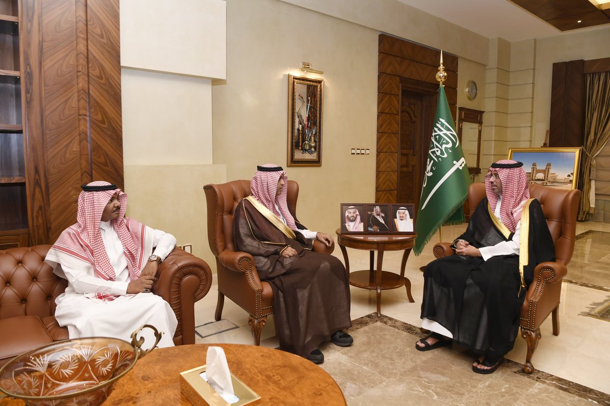 الأمير #سعود_بن_جلوي محافظ جدة يستقبل مدير الجمعية العربية السعودية للثقافة والفنون بجدة محمد آل صبيح ، وعدداً من أعضاء الجمعية .
..استمع سموّه لشرح عن البرامج  والأنشطة التي تقدمها الجمعية بالمحافظة .