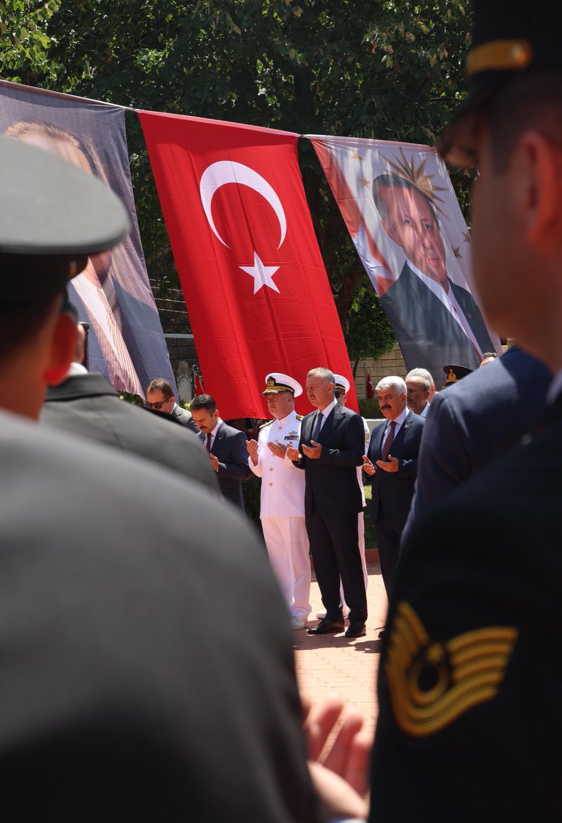 15 Temmuz hain darbe girişiminin yıl dönümünde, şehitlerimizin kabirleri başındayız. Vatanımızın bağımsızlığı uğruna canlarını feda eden kahramanlarımızı rahmet ve minnetle anıyoruz.🇹🇷