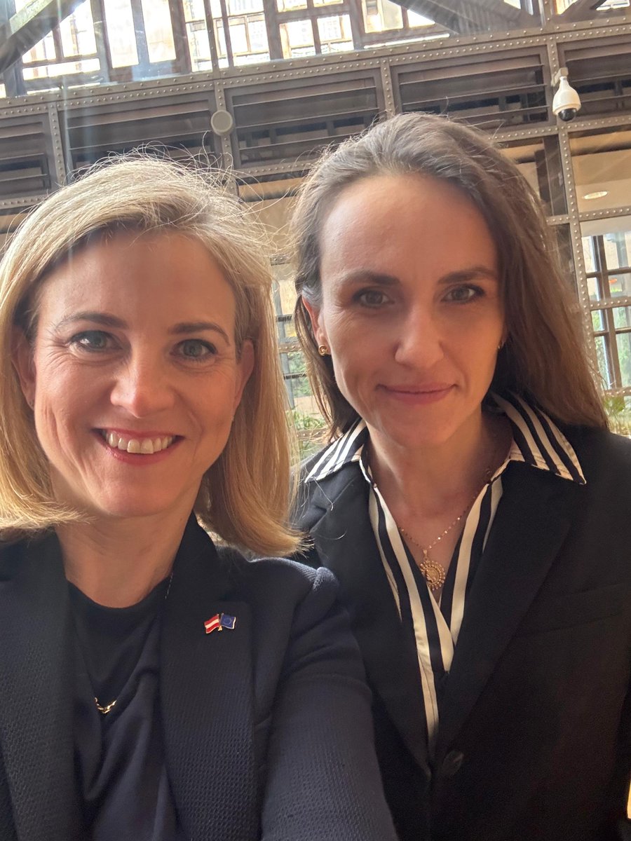 BMeinl's tweet image. Ich freue mich sehr, die neue liberale Außenministerin Rumäniens, @oana_toiu , heute bei ihrem ersten #Außenministerrat in Brüssel kennenzulernen. In Zeiten großer globaler Herausforderungen – vom russischen Angriffskrieg gegen die Ukraine bis zur angespannten Lage im Nahen Osten…