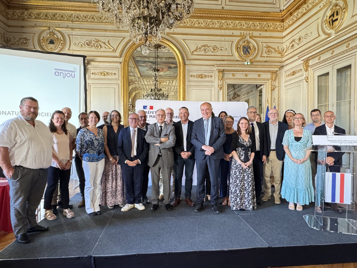 Prefet49's tweet image. 🚐Gens du voyage | un nouveau schéma départemental pour l'accueil et l'habitat en Maine-et-Loire
✍️Signature entre Philippe CHOPIN, @Prefet49 et Gilles LEROY, Vice-président du @Maine_et_Loire
✅ + d’aires et logements adaptés
✅ Insertion renforcée
✅ Gouvernance confortée