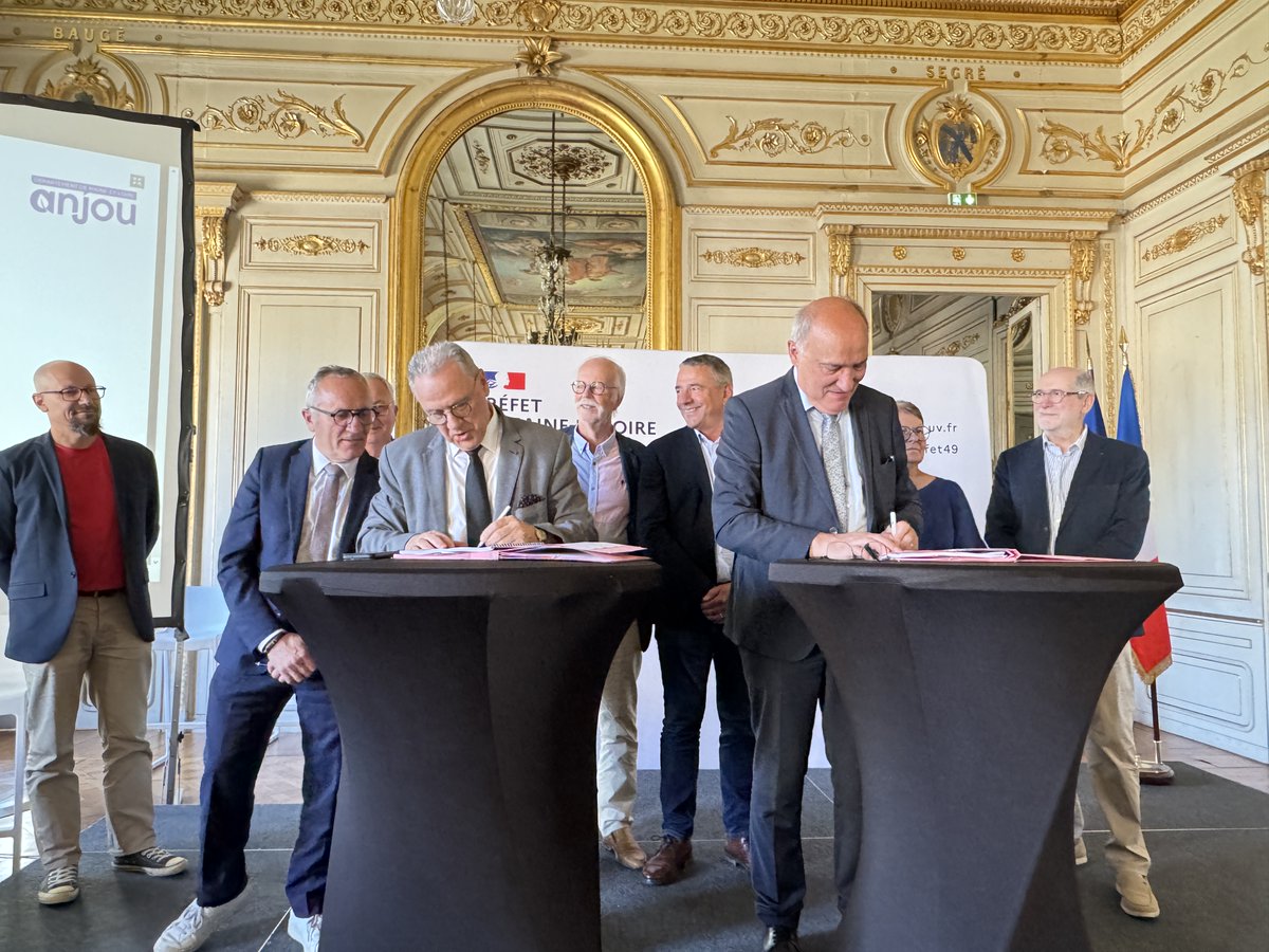 Prefet49's tweet image. 🚐Gens du voyage | un nouveau schéma départemental pour l'accueil et l'habitat en Maine-et-Loire
✍️Signature entre Philippe CHOPIN, @Prefet49 et Gilles LEROY, Vice-président du @Maine_et_Loire
✅ + d’aires et logements adaptés
✅ Insertion renforcée
✅ Gouvernance confortée