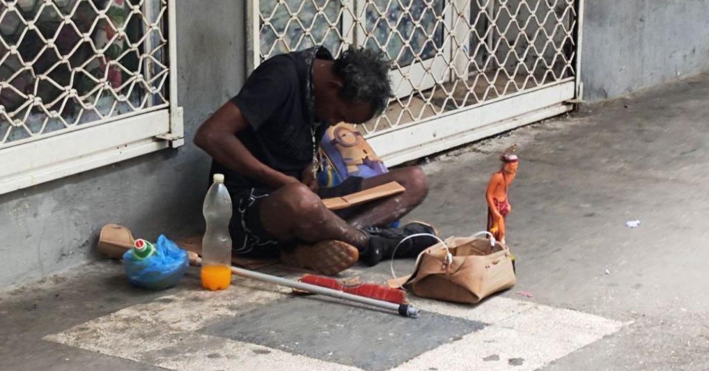 aperezriverol's tweet image. No es disfraz. Es realidad.
La de ellos y la del país.
En Cuba🇨🇺 hay mendigos.
Fácil no es vivir de limpiar parabrisas.
Fácil es vivir con barriga de Ministra.
El único disfraz aquí es el que le han puesto a esa señora, a esa indigente moral, para hacerla pasar por decente.