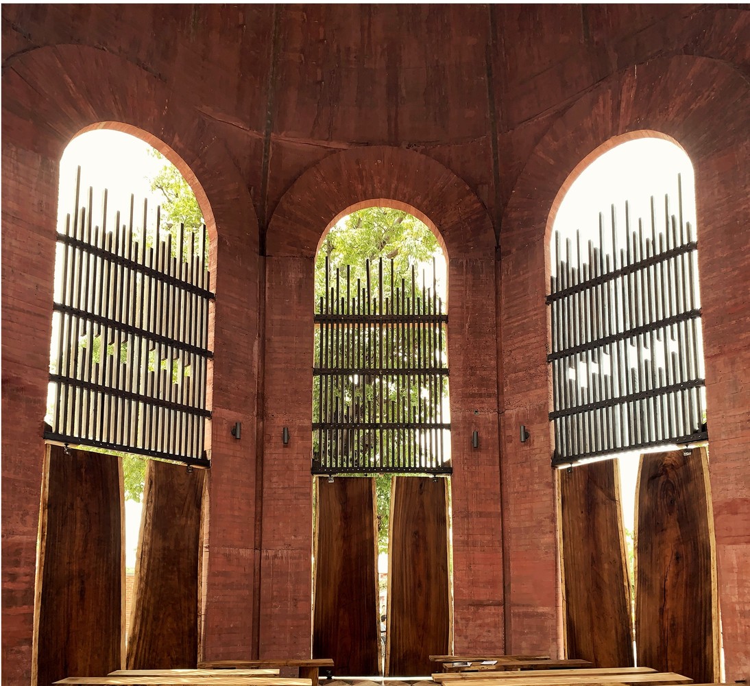 polemicarc's tweet image. Mixed feelings for this building.
An attempt in doing something traditional without referencing anything traditional is just form-finding for a sculpture.