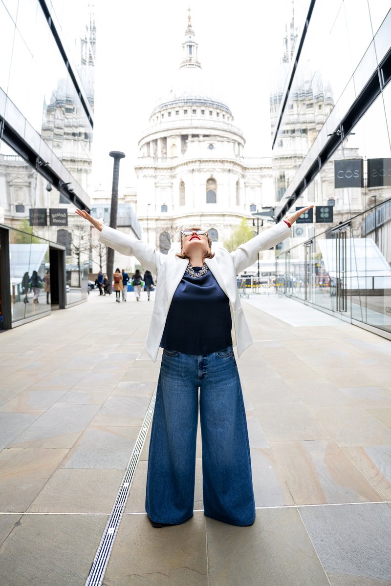 Yes! The Sun is OUT! ☀️ Look - my Summer Special Free Gift just for YOU! ⛱
Dread public speaking at work? 
My audiobook is full of tricks and tips
Click on the link below to download....👇🏻
sbee.link/epdbgaj9rm
#GoodbyeGlossophobia #Confidence  #Career