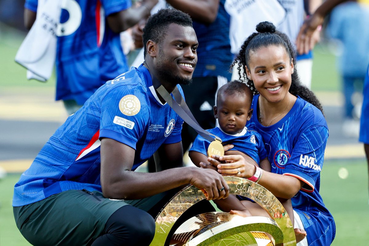 lnstantFoot's tweet image. 🚨 Benoît Badiashile est FERME sur son avenir ! 💙🤍🔥

"JE SERAI TOUJOURS À CHELSEA LA SAISON PROCHAINE !

Le club, le coach et tout le staff me donnent énormément de confiance et croient en moi. 

Je ferai tout pour leur rendre sur le terrain. J’aime le club, la ville et les…