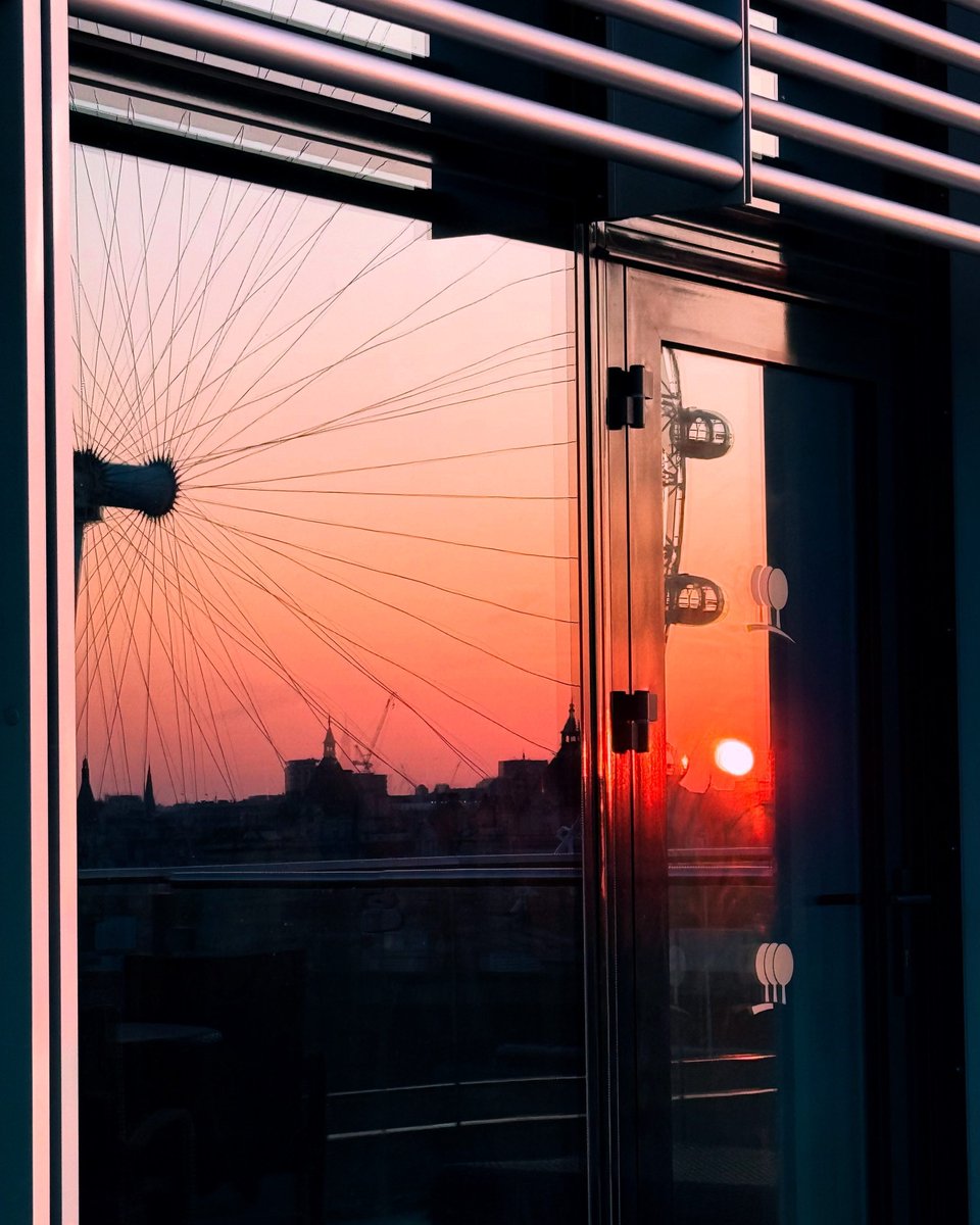 "Every one of a hundred thousand cities around the world had its own special sunset and it was worth going there, just once, if only to see the sun go down."
- Ryū Murakami

📸 <a href="/brimful/">brimful</a>.of.asha45