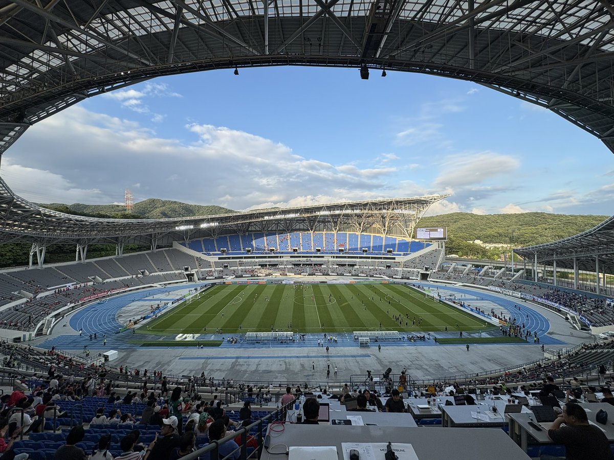 両ゴール裏、メインスタンド上層開放でさすがに過去2試合とは違った雰囲気が漂います🔥　日本の力、Jリーグの力を示して優勝しましょう…！🏆