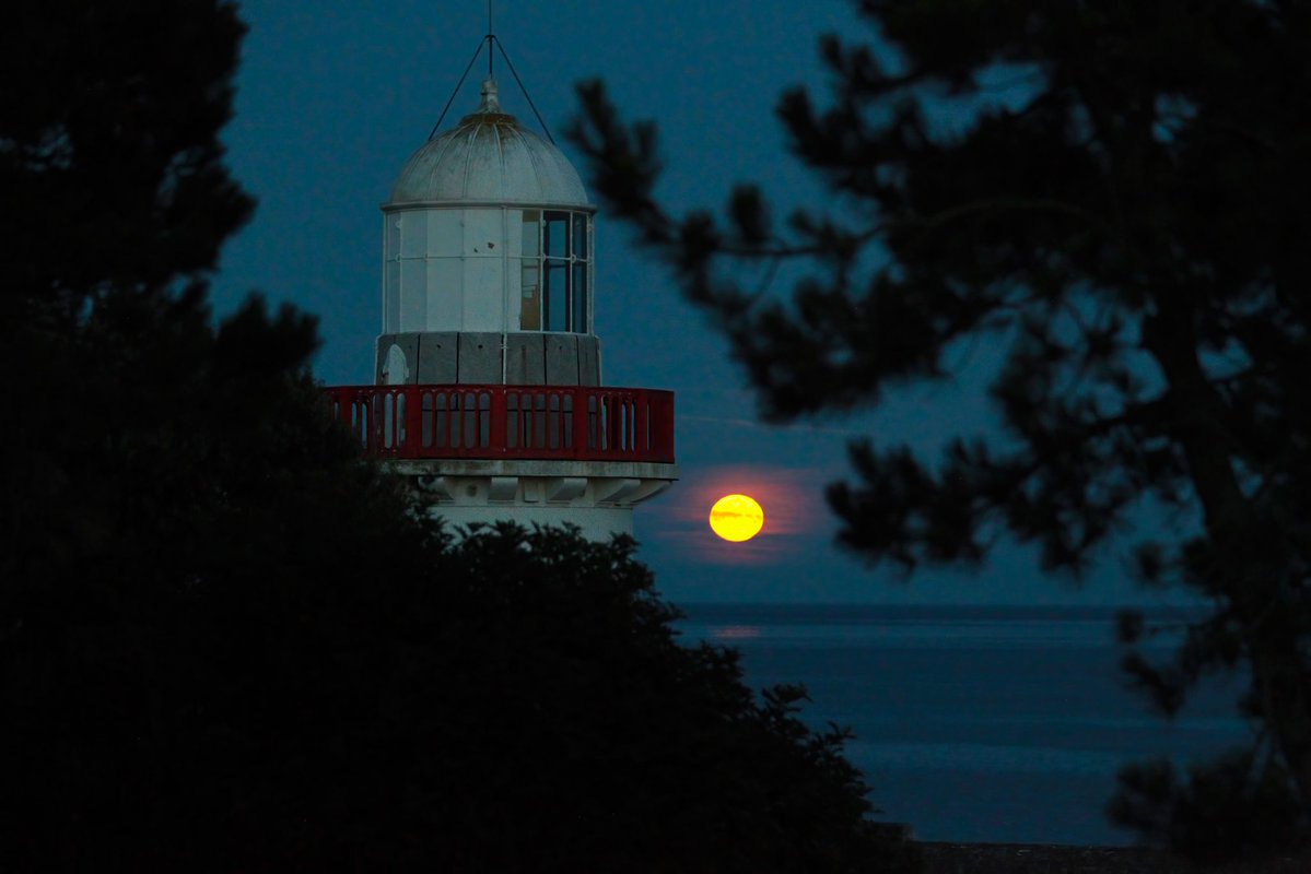 EddieDee_'s tweet image. Moonrise behind Ballinacourty Lighthouse in Co.Waterford #moonrise #lighthouses @DungarvanTIO @DvanChamber @WaterfordCounci @wlrfm @deric_tv #VMWeather @MetEireann
