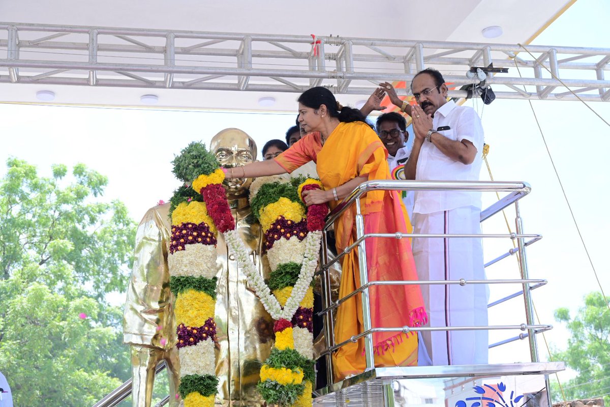 KanimozhiDMK's tweet image. விருதுநகர் கல்லூரணி பகுதியில் அமைக்கப்பட்டுள்ள, பெருந்தலைவர் காமராசர் அவர்களின் திருவுருவச் சிலையை அமைச்சர் திரு. @TThenarasu அவர்களுடன் இணைந்து இன்று திறந்து வைத்து, கல்வி எழுச்சிநாள் விழாவில் உரையாற்றினேன்.
இந்நிகழ்வில் நாடாளுமன்ற உறுப்பினர் திரு. @KNavaskani, சட்டமன்ற…