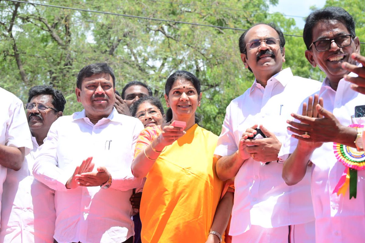 KanimozhiDMK's tweet image. விருதுநகர் கல்லூரணி பகுதியில் அமைக்கப்பட்டுள்ள, பெருந்தலைவர் காமராசர் அவர்களின் திருவுருவச் சிலையை அமைச்சர் திரு. @TThenarasu அவர்களுடன் இணைந்து இன்று திறந்து வைத்து, கல்வி எழுச்சிநாள் விழாவில் உரையாற்றினேன்.
இந்நிகழ்வில் நாடாளுமன்ற உறுப்பினர் திரு. @KNavaskani, சட்டமன்ற…