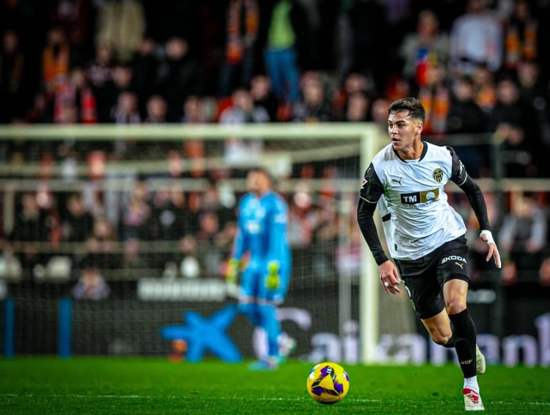 JoseFootballNe1's tweet photo. BOOM! 
La Roma ha manifestato interesse per Enzo Barrenechea, centrocampista argentino di proprietà dell’Aston Villa. Oggi anche Benfica e Girona si sono mosse per il giocatore: il club inglese chiede circa 12 milioni di euro. Situazione in evoluzione.
#ASRoma #Barrenechea #Calciomercato