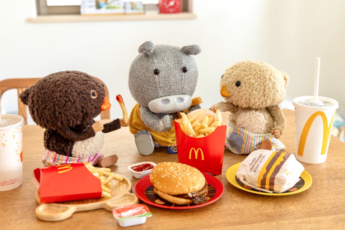 本日は、あいにくの雨でしたので、お家の中で写経などして過ごしておりましたところ、思いがけずトガリさんたちとお昼をご一緒させていただきましたよ！
揚げイモに、甘辛肉のゴマパンはさみ、炭酸飲料と、栄養満点のお食事でございました！
いやぁ、これは毎日でも頂きたいお味ですねぇ！
ムームー。