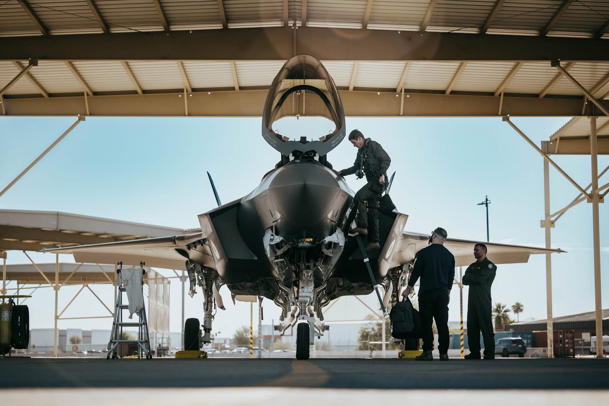 NATO_AIRCOM's tweet image. First 🇧🇪 pilots complete F-35 training course in 🇺🇸
Another important milestone for the 🇧🇪 Air Force as they transition to the fifth generation platform. The first F-35 is expected in Florennes later this year, increasing Allied capabilities, deterrence & defence
📸 Moors M