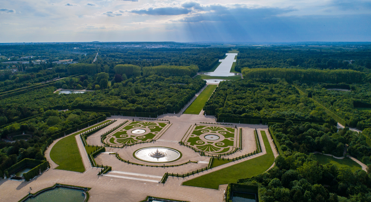CVersailles's tweet image. 📚 "Un héritage à protéger", derrière la majesté de la perspective de Le Nôtre, l’urbanisation progresse. Un nouveau décret vient protéger ce paysage unique, classé au patrimoine mondial. A lire dans les carnets de Versailles : lescarnetsdeversailles.fr/2025/07/un-her…