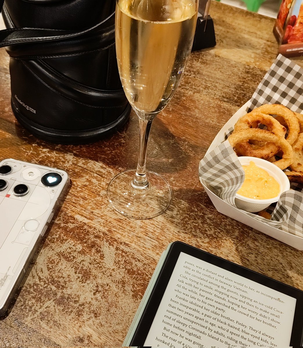 bishdoesnothing's tweet image. Waiting on a 17hr (😭) flight back to LDN ✈️, reflecting on a whirlwind start to July...
Since the 1st, we've had Phone (3) & Headphone (1) events in LDN, SYD, KL, Beijing, & Mumbai, @KEF_Global partner events and intl store drops.
Team Nothing isn't stopping anytime soon 💪✨