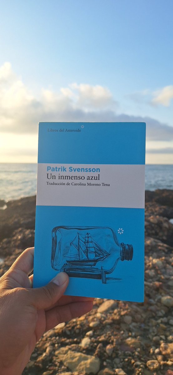 GalderReguera's tweet image. Me ha gustado 'Un inmenso azul', de Patrik Svensson. Menos que el maravilloso 'Evangelio de las anguilas', que es un librazo mayúsculo, eso sí. El texto sobre Magallanes me ha hecho recordar 'Vuelta al país de Elkano' y, de paso, que @anderiza es el mejor.
