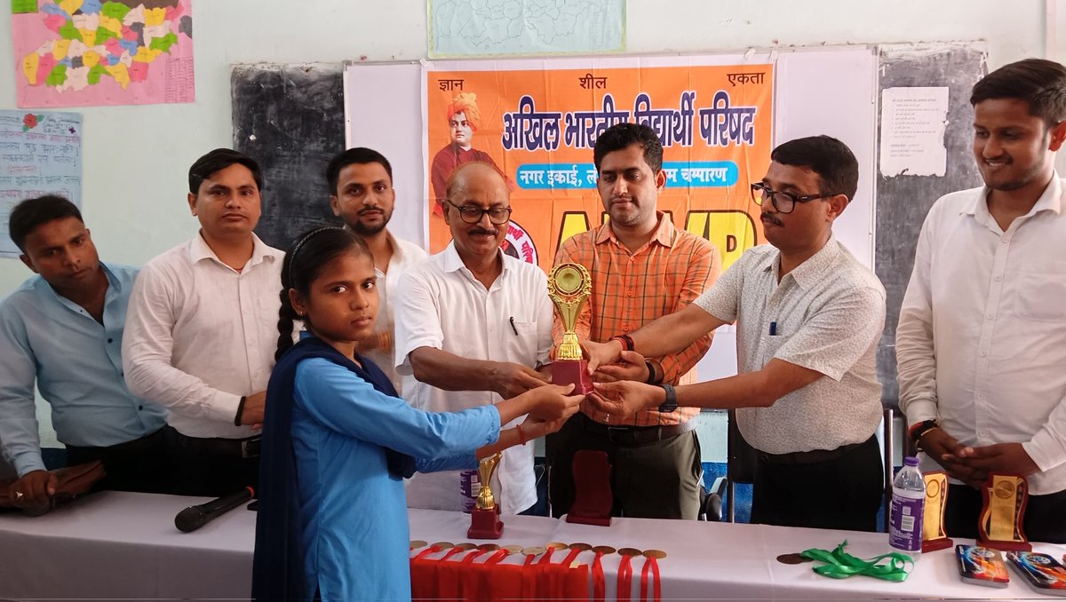 northbiharabvp's tweet photo. अभाविप, लौरिया (बेतिया) इकाई द्वारा राष्ट्रीय विद्यार्थी दिवस के अवसर पर साप्ताहिक कार्यक्रम के तहत आयोजित रानी लक्ष्मीबाई के जीवन पर आधारित "लेखन प्रतियोगिता" में उत्कृष्ट प्रदर्शन करने वाले छात्राओं को पुरस्कृत किया गया।

#77YearsOfABVP
#NationalStudentsDay https://t.co/sZoKWaCndr