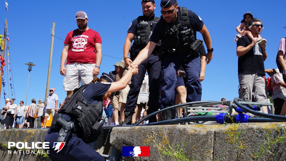 PoliceNat59's tweet image. #JeudiPhoto | Se soutenir, sur le terrain comme au quotidien.
L’esprit d’équipe avant tout 🤝