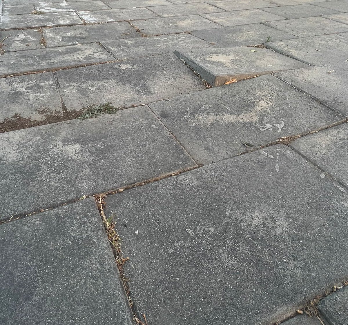 PPCSAB's tweet photo. 📸 Nuevas imágenes de nuestros vecinos de #SantAndreuDeLaBarca denunciando el estado de nuestra ciudad.

Estas reparaciones deberían de ser las prioridades del gobierno municipal y no lo son.

Es inaceptable ver estas imágenes, con las sucesivas subidas de impuestos sufridas. https://t.co/yvtuQ33kko