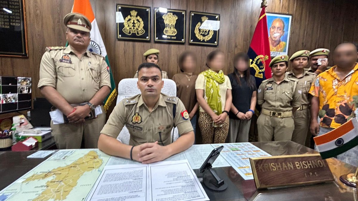 #Sambhal 

इंस्टाग्राम पर भद्दी-भद्दी गालियां, अश्लीलता फैलाने का आरोप... संभल पुलिस ने महक-परी पर लिया बड़ा एक्शन!!

महक-परी और उसके 2 साथियों को गिरफ्तार

सोशल मीडिया पर अश्लीलता फैलाने पर चारों को भेजा जेल!!
#UttarPradesh