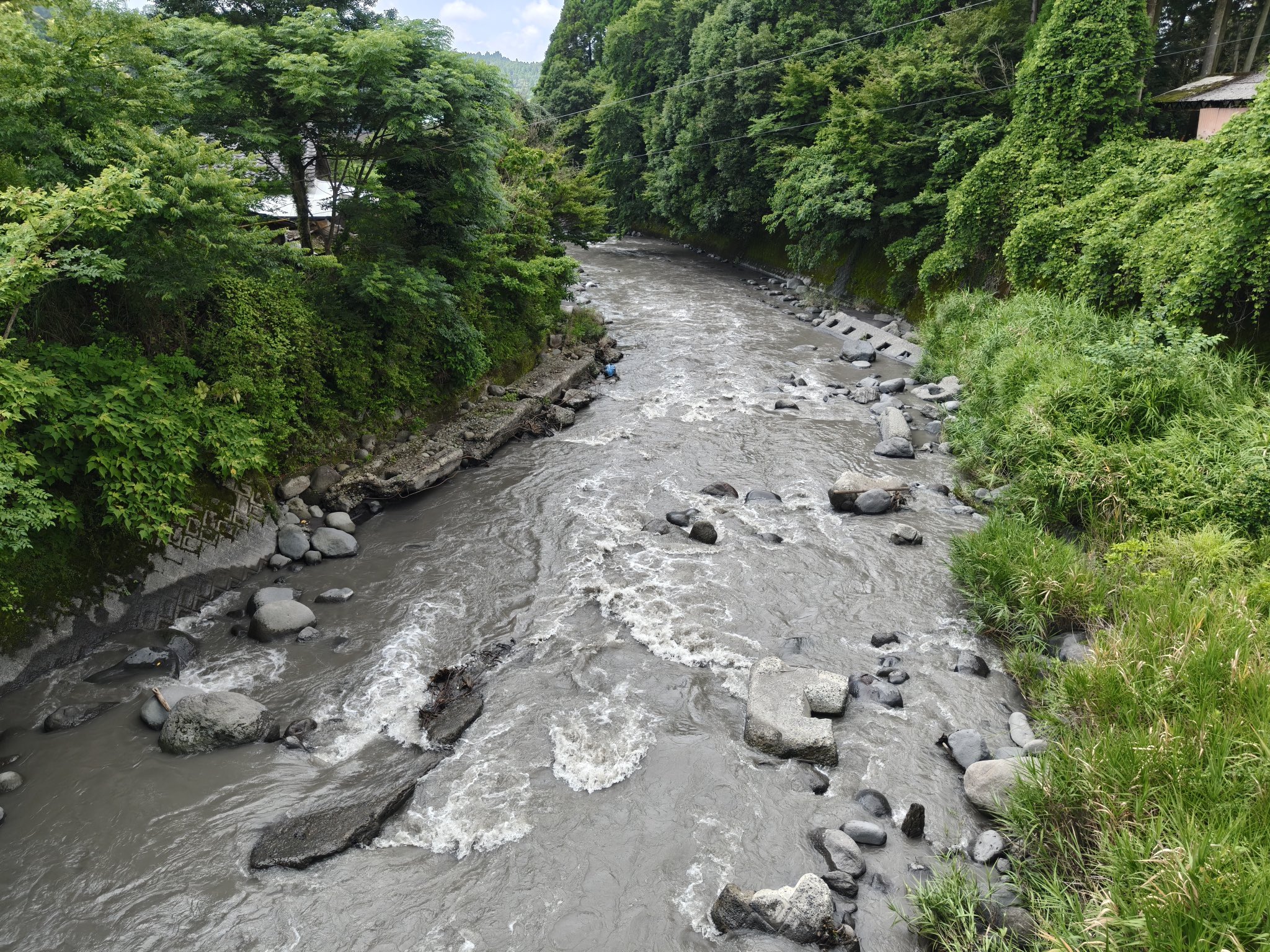 ZNE 血染めのぬかるみ　樹木茂る山麓　乾燥台地　沸騰する小湖　ボーダーレス 岩手・西和賀町の錦秋湖、水没の鉄道遺構・樹林を満喫 - 日本