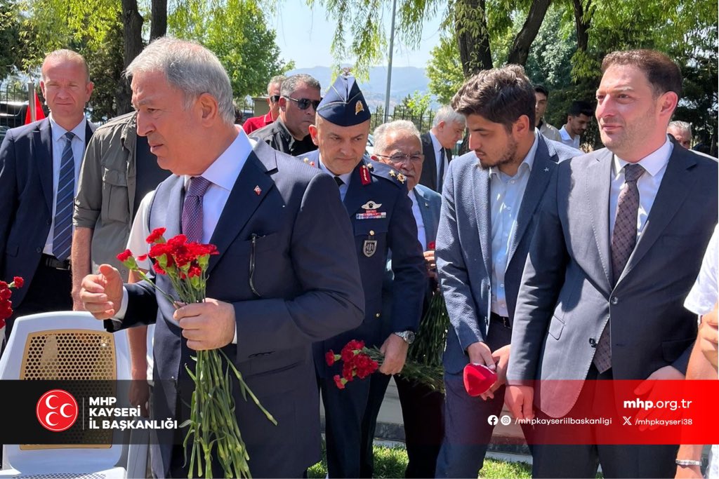 Milliyetçi Hareket Partisi Kayseri İl Başkanlığı olarak, 15 Temmuz Demokrasi ve Millî Birlik Günü dolayısıyla il protokolümüzle birlikte Kartal Şehitliği’nde düzenlenen anma programına katıldık.

Aziz şehitlerimizin kabirlerine karanfiller bırakarak, kahramanlarımızın aileleriyle
