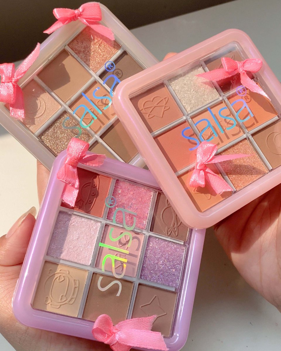 SalsaCosmetic's tweet image. EYESHADOW GALAXY VER. COQUETTE😚🎀
Mincu ngehias eyeshadow palette nya pakai pita, kalau kamu mau dihias pakai apa beb?😋
#salsacosmetic #beautyiseasy
