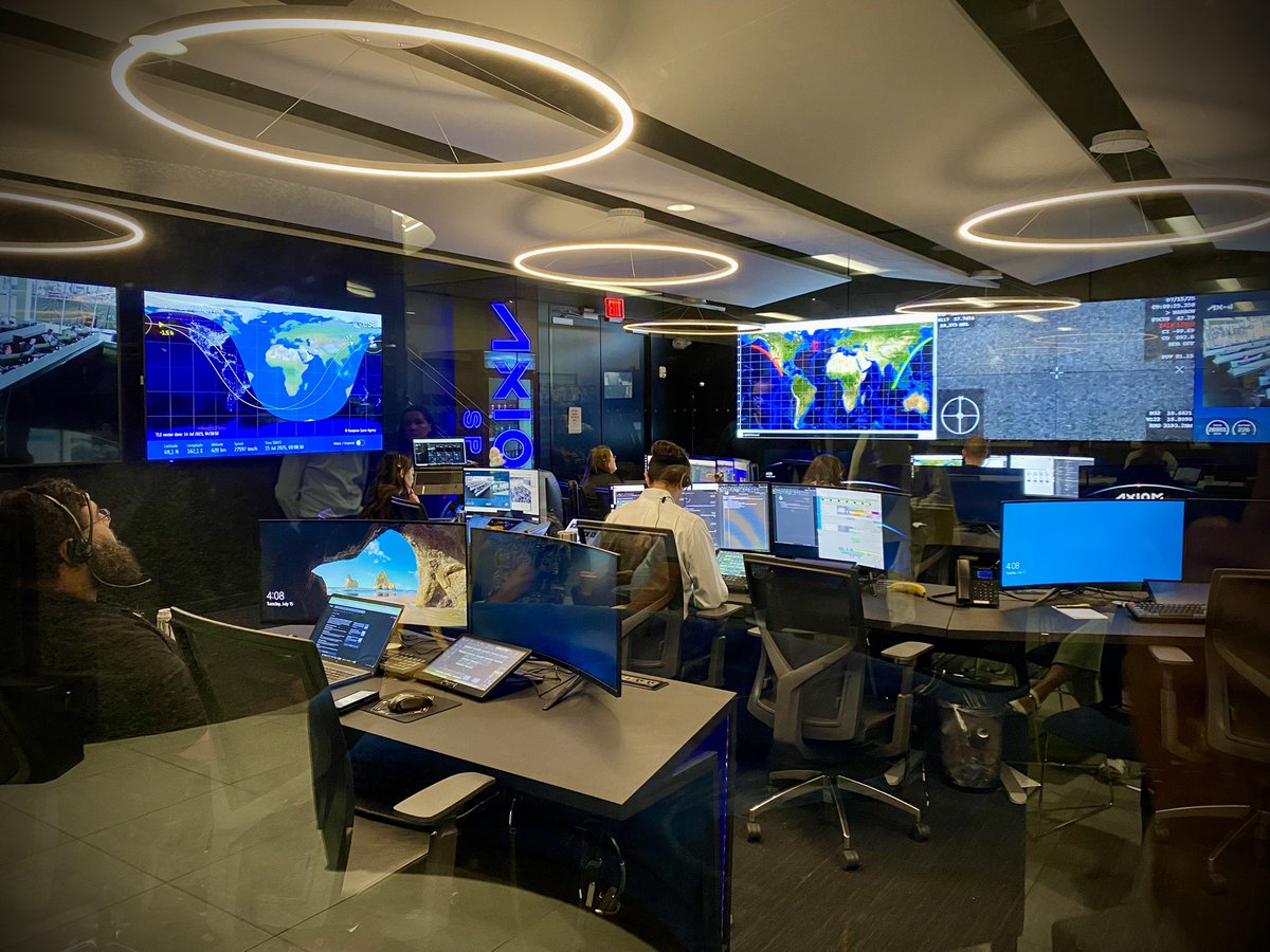 00:11:55 do wodowania. Kilka minut do utraty komunikacji. Trzymajcie kciuki.