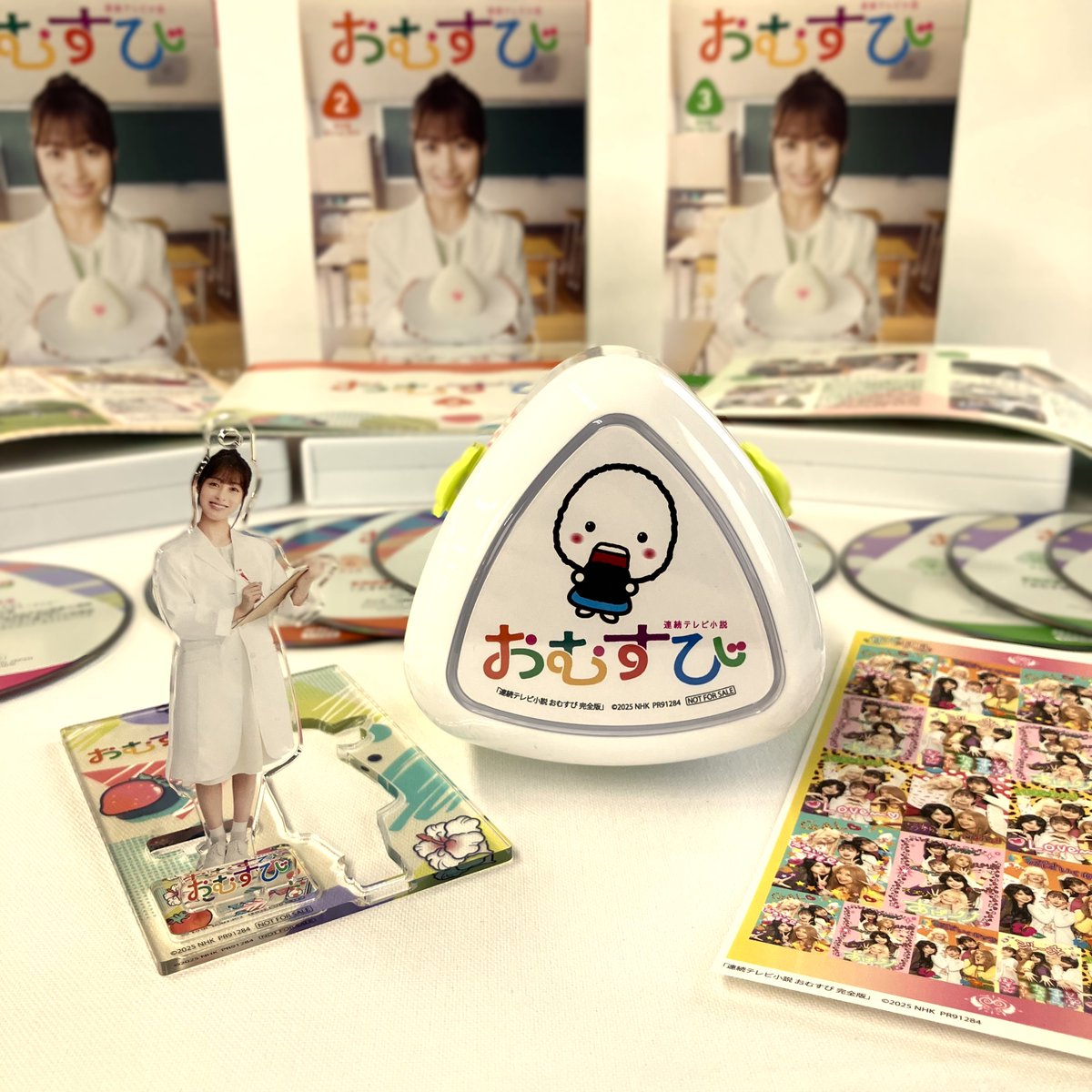 ＼連続テレビ小説 おむすび 完全版 
　全3巻7月25日にいよいよ揃います！！／

『おむすび』のDVD＆Blu-rayの見本品も届きました！
これでようやく全３BOX揃いますね♪

封入のブックレットももりだくさんです。
NHKスクエア限定特典のアクリルスタンドや、
可愛いおむすびケースなどもも