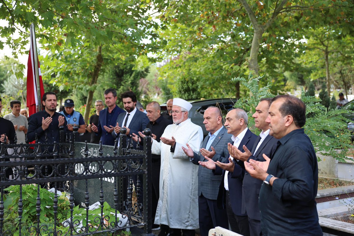 “Bayrak düşmesin diye toprağa düşenlerdir bu vatanın gerçek kahramanları”

15 Temmuz şehitlerimiz Hikmet Baysal ve Vedat Barceğci’nin kabirlerini ziyaret ettik.

Tüm şehitlerimizi rahmet ve minnetle anıyoruz.