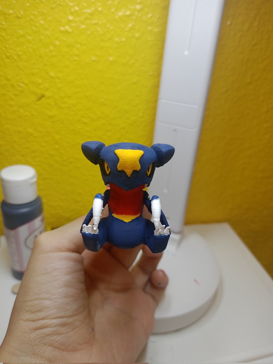 Por fin me he cambiado de baraja de #PokemonTCG y eso se merece una figurita impresa en 3d en su honor (toda la mañana imprimiendo y pintando) #Garchomp