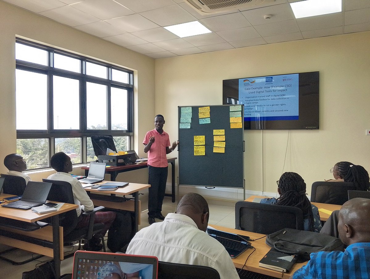 visionactors2's tweet image. Our Executive Director Mumbere Gordson making a presentation during a digitalization training in Mbarara organized by GiZ, Strengthening Governance and Civil Society in Uganda