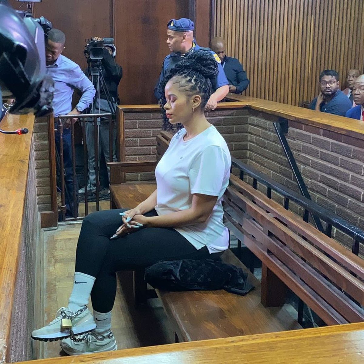 Am_Blujay's tweet image. This is how far a woman who loves you would go for you