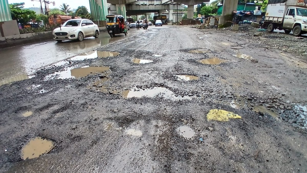 QueenofThane's tweet image. Dear @TMCaTweetAway 
@MMRDAOfficial it this a carpet for inviting more accidents? Entire Ghodbunder Road from Majiwada to Naglabunder is in terrible state. #thane #mumbai