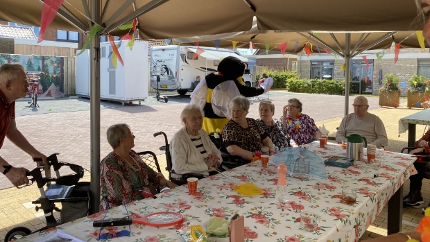 Bewoners van Talma De Hofstee luiden zomervakantie in met een gezellige campingweek -  heturkerland.nl/l/48886