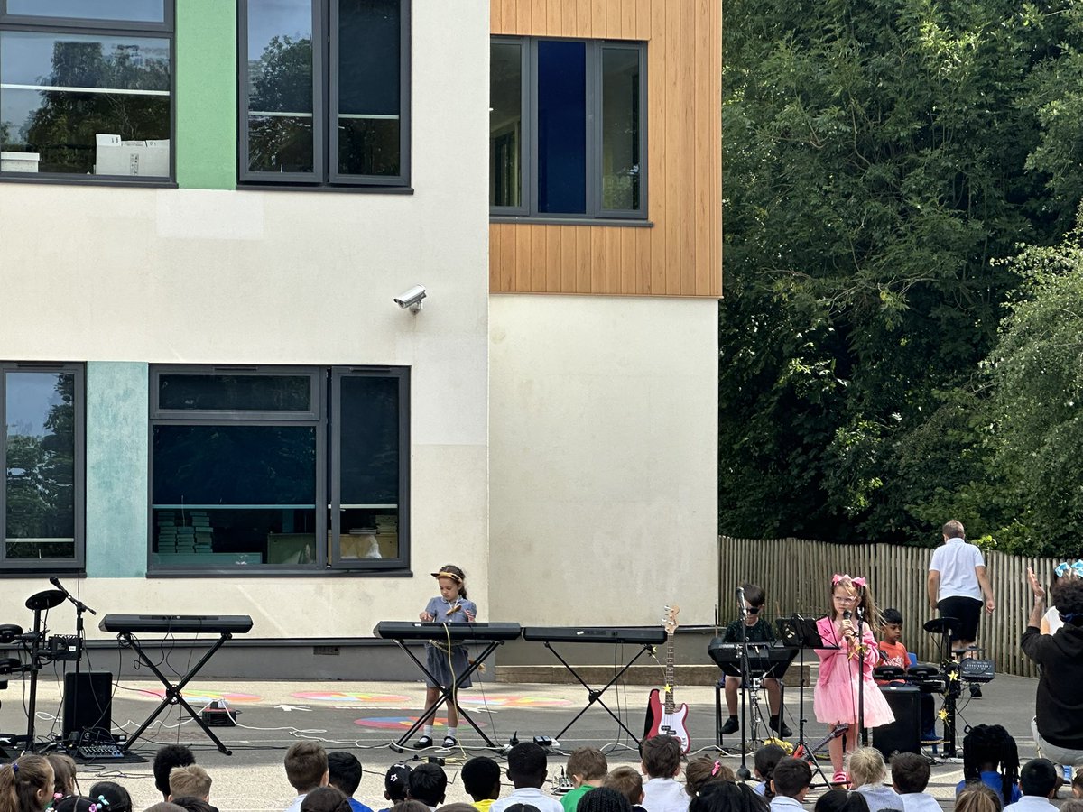 MrsWMohranBFS's tweet photo. 🎶 Our talented pupils are rocking the stage at the Rocksteady concert today! Singing, drumming, strumming — they’re giving it their all and sounding amazing! 🌟🎤🥁🎸 @RSMusicSchool @MrsImadBF @MrAlexanderBF @HeadBeechfield https://t.co/r7I0XknoBS