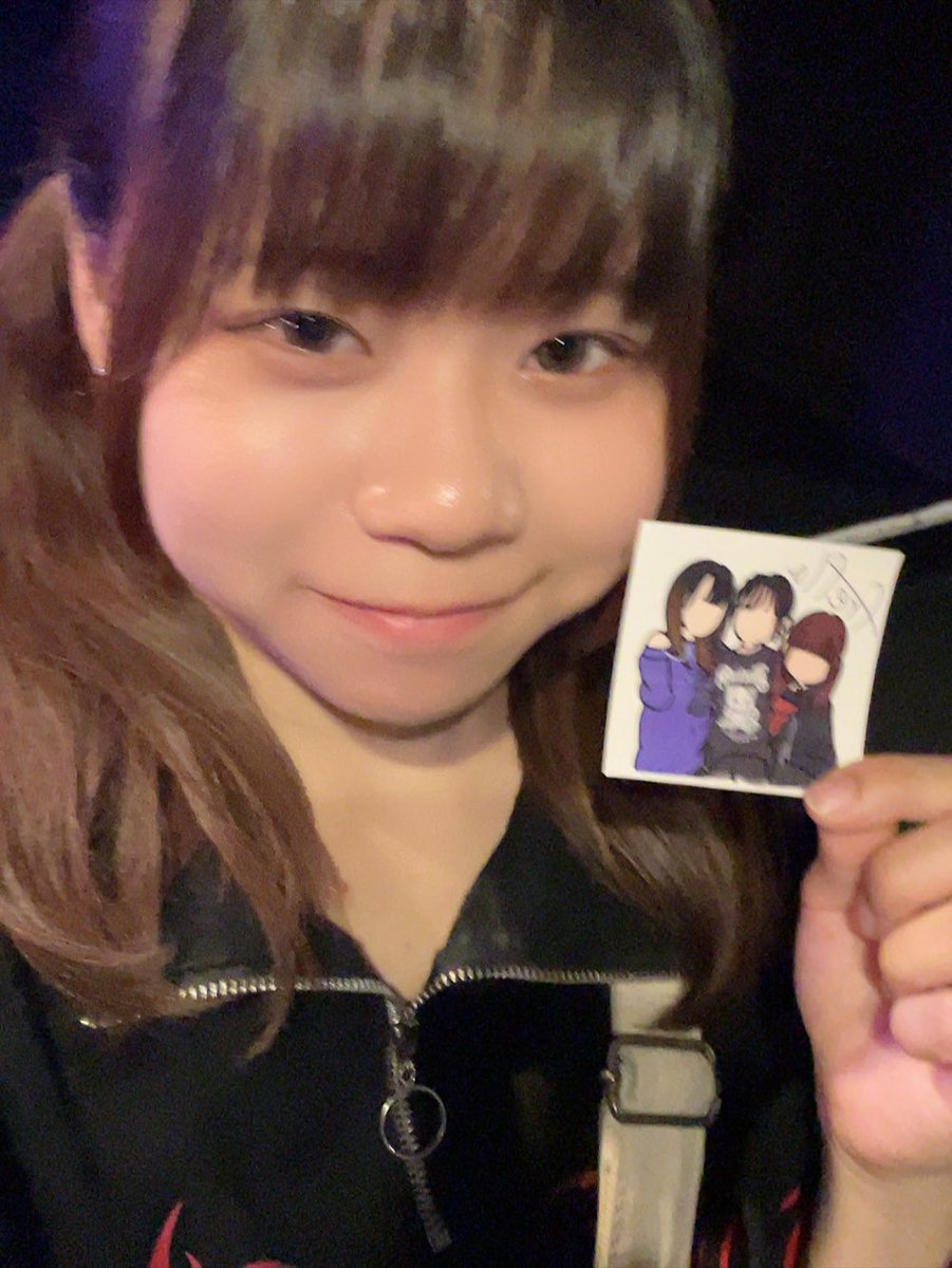 marudayo_Ba's tweet image. 今日は下北沢Daisy Barでライブ！もうオープンしてるよ〜🙌
今日のまるイチオシのグッズは、3人のステッカーだよ👧🏻👧🏻👧🏻頑張って描いたからぜひゲットしてね！！！