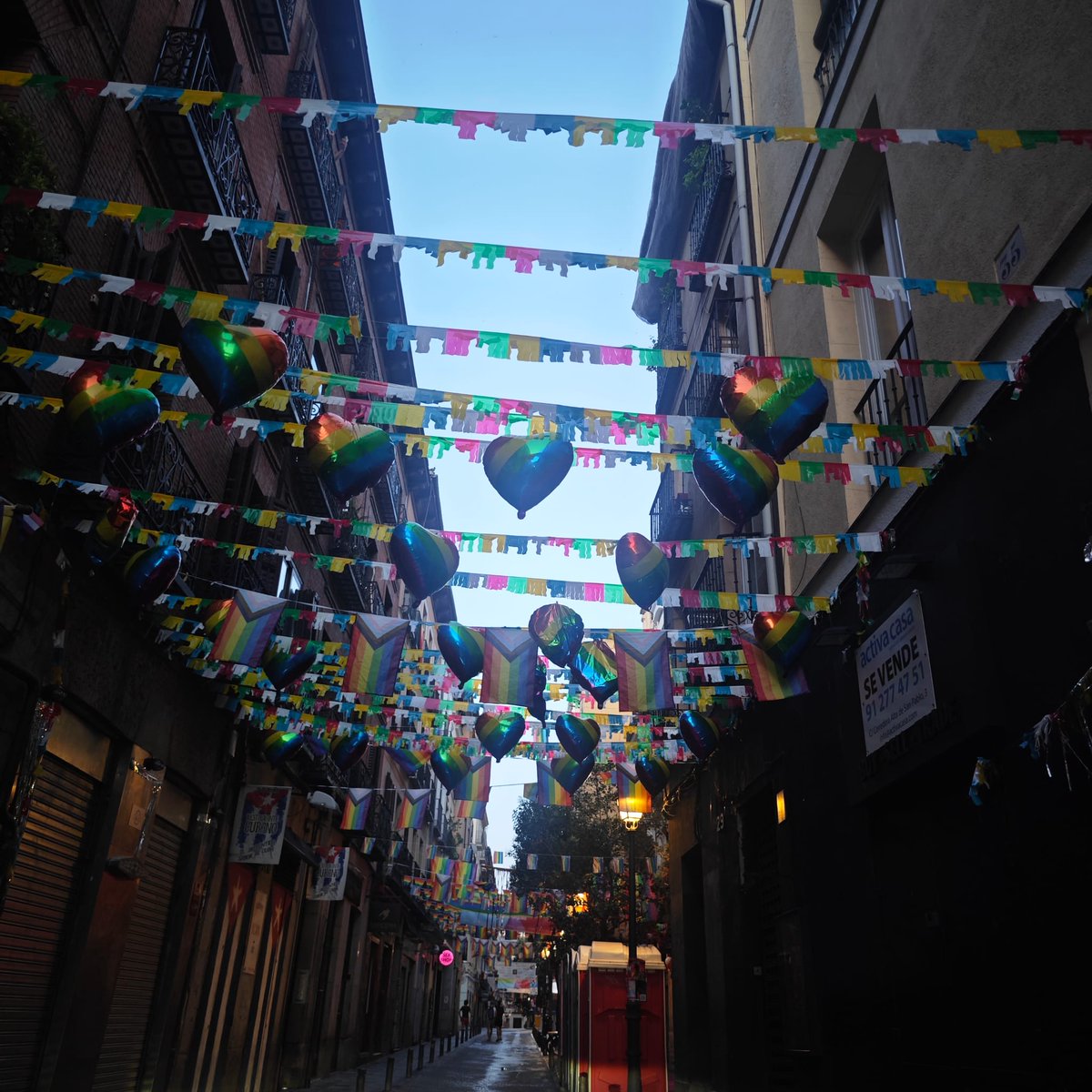 FCC_MA's tweet photo. 🏳️‍🌈 Es un placer haber contribuido al buen desarrollo de las fiestas del Orgullo 2025 #MADO2025

En las fotos, nuestros compañeros del servicio de #RSU que, con su esfuerzo y labor, han hecho que todos los asistentes pudiesen disfrutar de un Madrid limpio, cuidado y diverso 🫧 https://t.co/RjTA6HjJxP