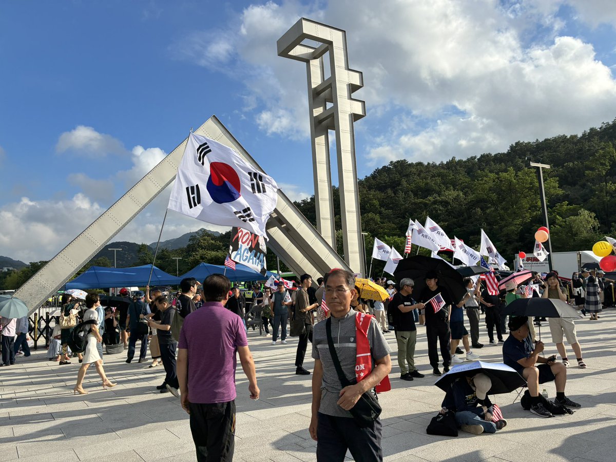 dellos80na56456's tweet image. Seoul National University
모스탄 대사 연설 집회
회사퇴근하고 달려옴~

#freedom #common sense
#CCP OUT
#Stop the steal 
#yoonagain
@DonaldJTrumpJr @marcorubio @elonmusk @FredFleitz @JDVance @GordonGChang @MorseHTan @TuckerCarlson @TulsiGabbard @Kash_Patel @MichelleSteelCA @DrTaraO…