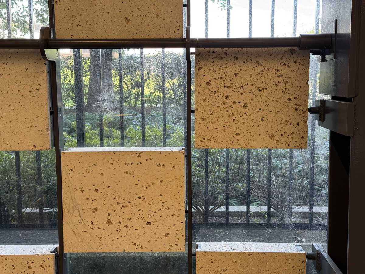 aichi_granite's tweet image. 小松駅の窓際にあしらわれた石材は観音下(かながそ)石(いわゆる日華石)。#街の中で見つかるすごい石 #街角地質学