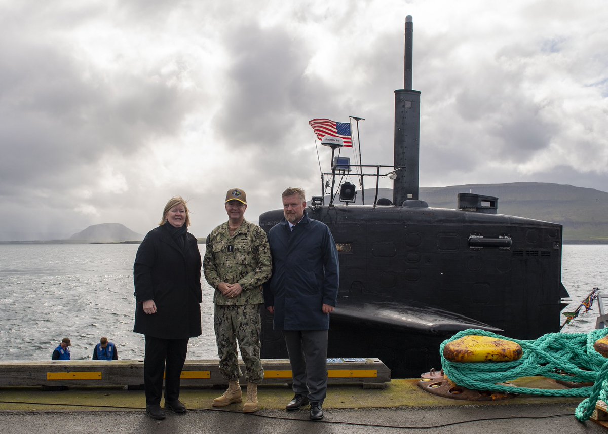 USNavyEurope's tweet image. 🚢 Historic first in Grundartangi! Adm Munsch hosted Icelandic leaders aboard USS Newport News—marking the sub’s first-ever port call in 🇮🇸. A strong signal of 🇺🇸–🇮🇸 ties and #NATO unity in the High North. ⚓️
📸 MC1 Novalee Manzella
#ArcticSecurity #StrongerTogether