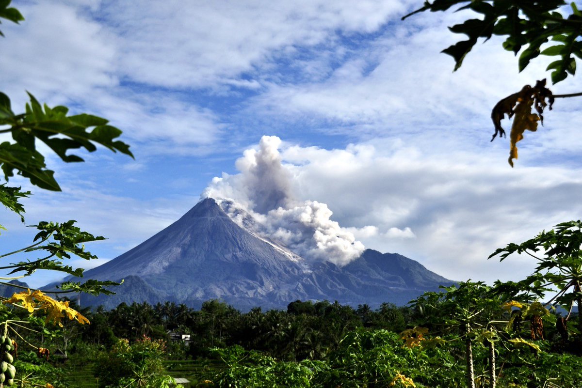 IMTAOFFICIAL's tweet image. #MountainScience: Exploring the Unique Landforms of Islands🏝️🚤
Islands—shaped by long-term oceanic isolation, volcanic activity, and tectonic movement—nurture many distinctive natural landforms. These formations are not only stunning but also help us understand Earth's…