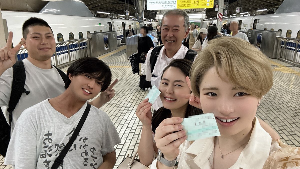 NsssHamada's tweet photo. 僕が清水に戻るとき、みんなでホームまで見送りに来てくれました。
まさか、ホームまで見送りに来てくれるなんて思ってもいなかったし・・・ 感激！！！ https://t.co/RjRog92Frt
