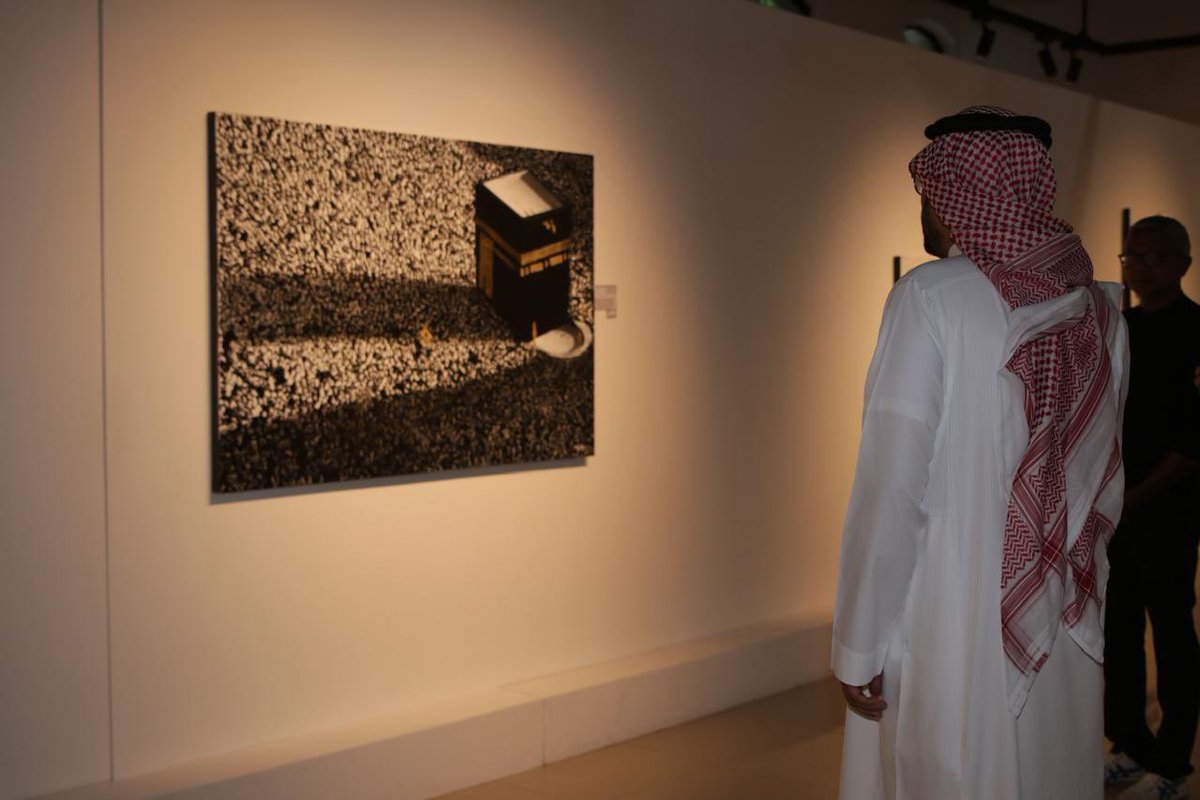 KSAembassyMV's tweet photo. قام سعادة السفير اليوم بزيارة للمعرض الفني #مكة للرسام المالديفي المشهور/ أحمد عزمي،والذي افتتح برعاية من سفارة #المملكة_العربية_السعودية وشهد المعرض الذي يقام لأول مرة في #المالديف إقبالاً رسمياً وشعبياً واسعاً حيث تعرض فيه لوحات جمالية للرسام عن #الكعبة_المشرفة و #مكة_المكرمة . https://t.co/ouinFFuLGT